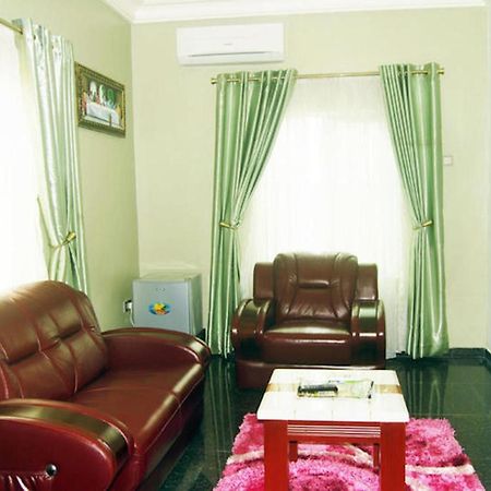 Ogombo Milestone Hotel מראה חיצוני תמונה