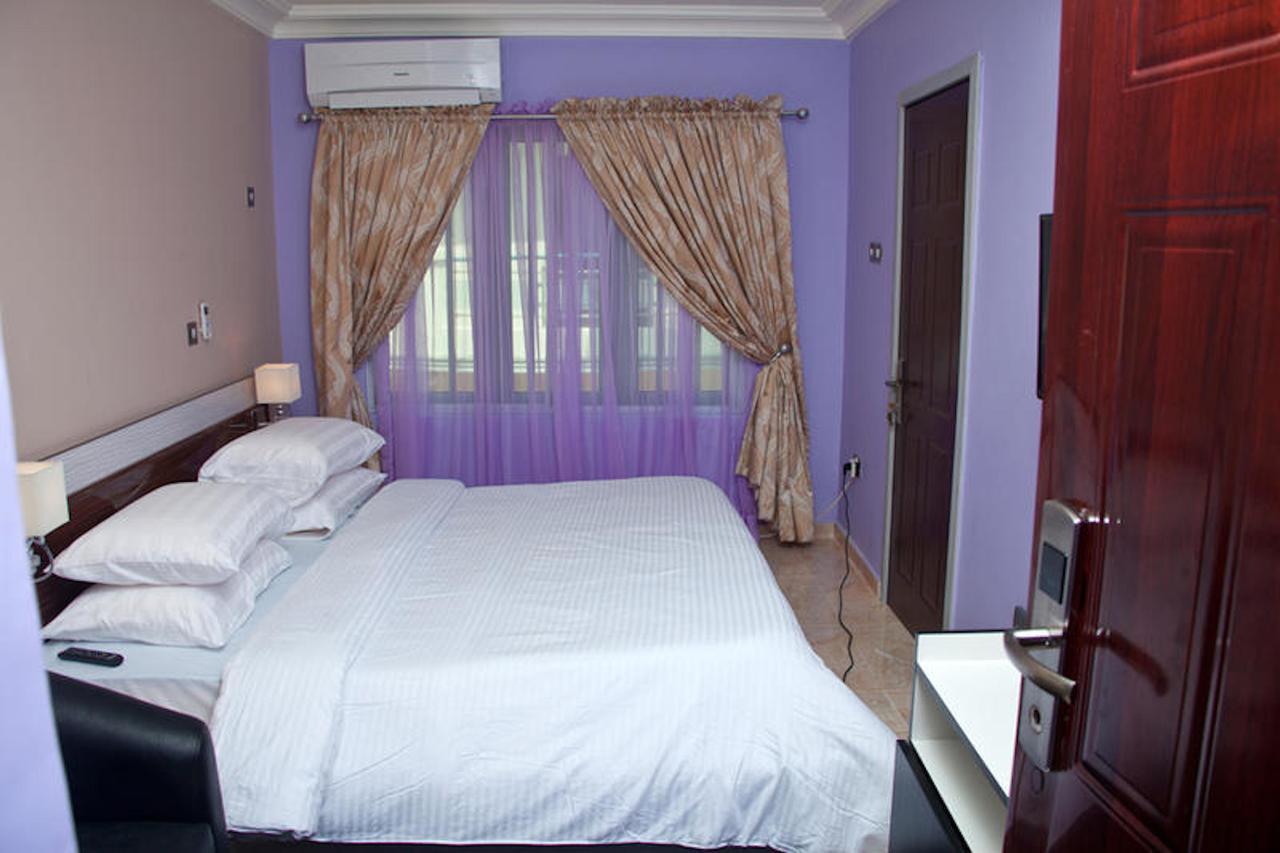 Ogombo Milestone Hotel מראה חיצוני תמונה