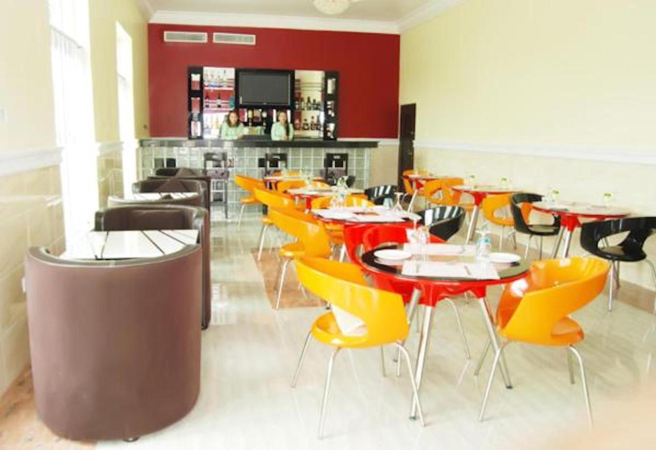 Ogombo Milestone Hotel מראה חיצוני תמונה
