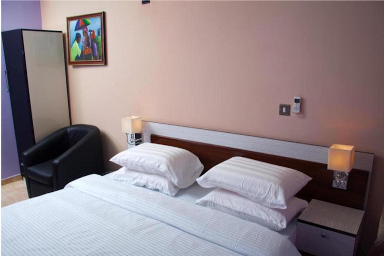 Ogombo Milestone Hotel מראה חיצוני תמונה