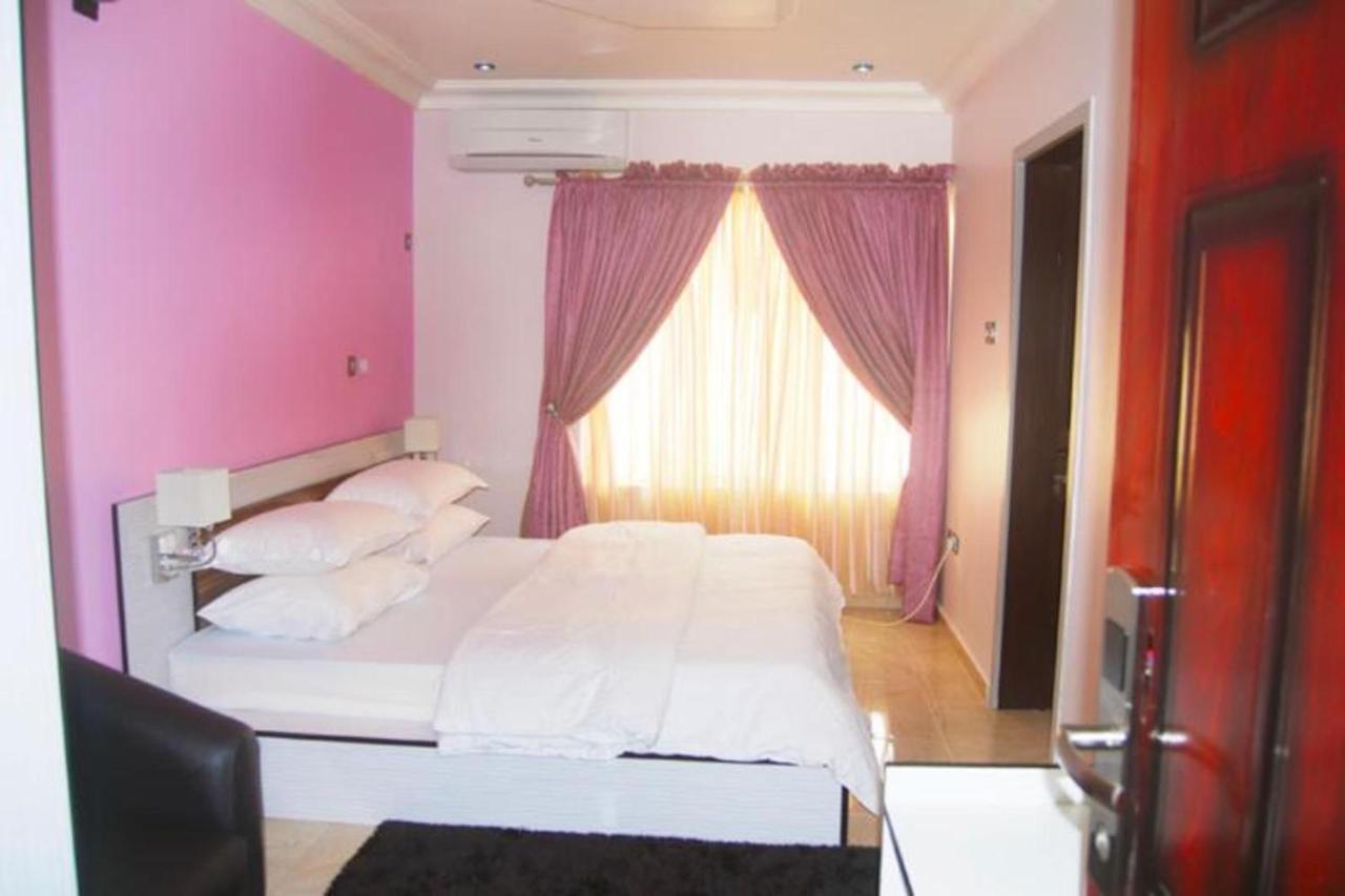 Ogombo Milestone Hotel מראה חיצוני תמונה