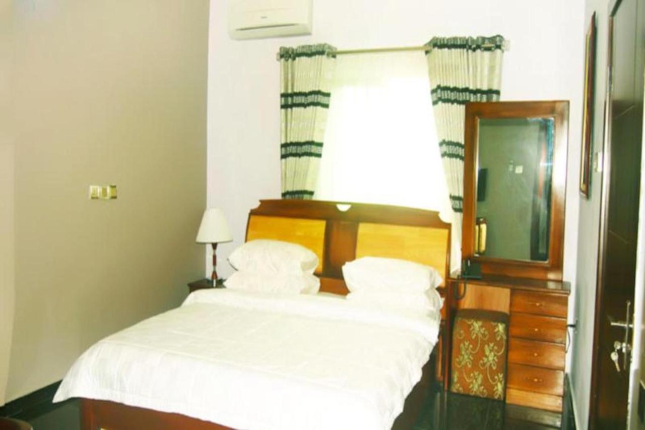 Ogombo Milestone Hotel מראה חיצוני תמונה