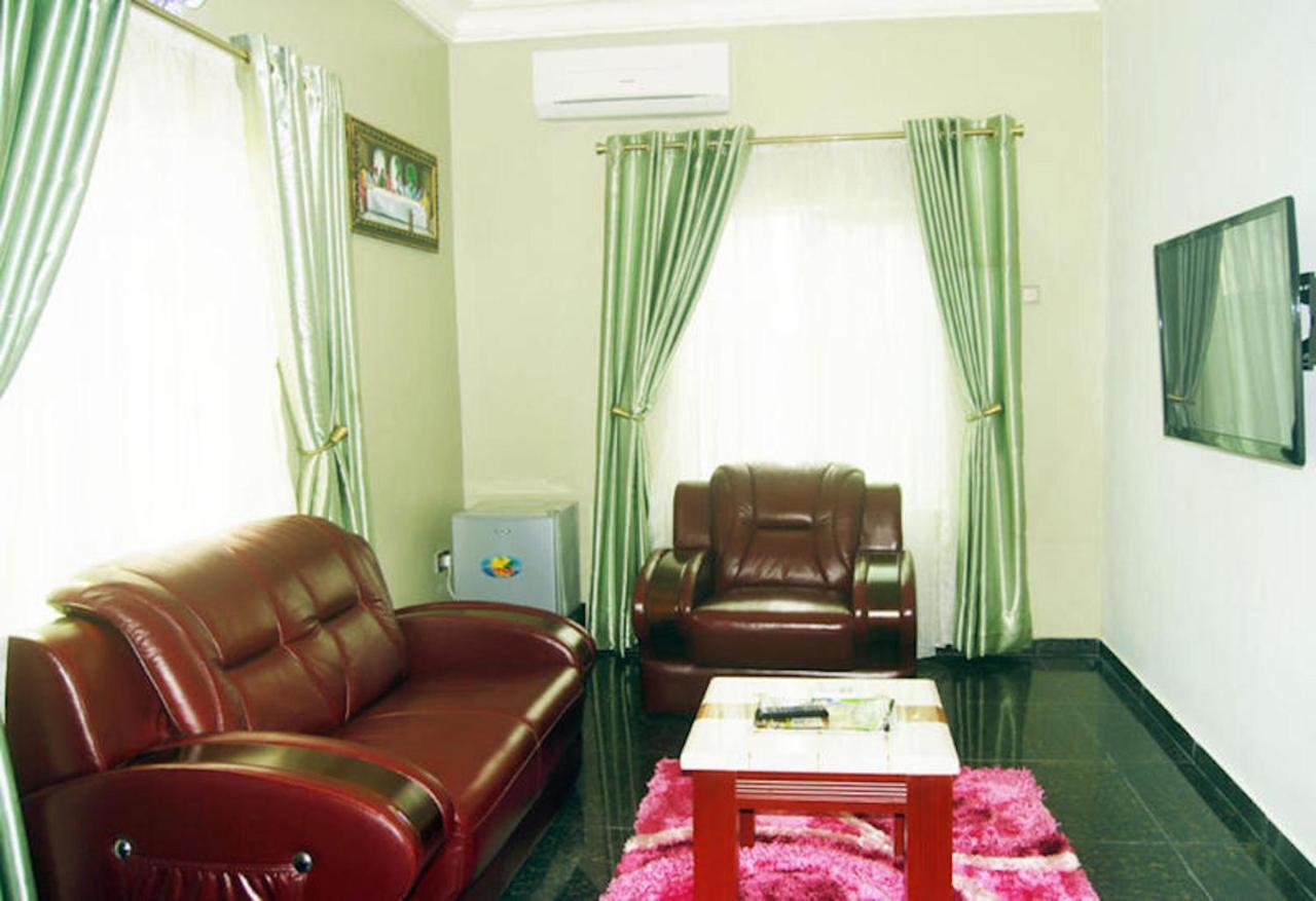 Ogombo Milestone Hotel מראה חיצוני תמונה